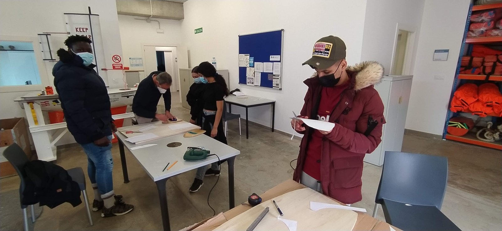 Construcción de una tabla de surf y de un bodyboard.